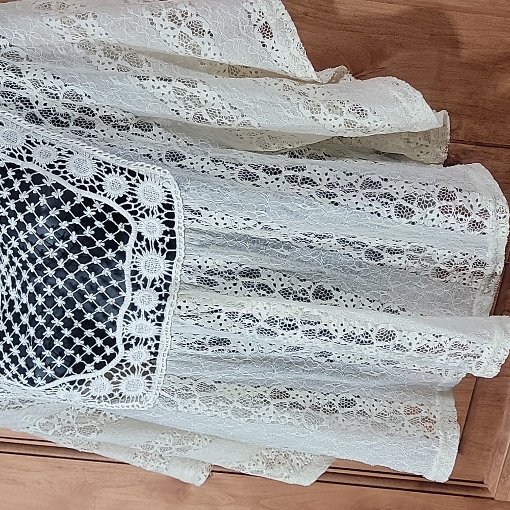 3/$10 *Vivid Co Lace Batwing Blouse - Picture 4 of 10
